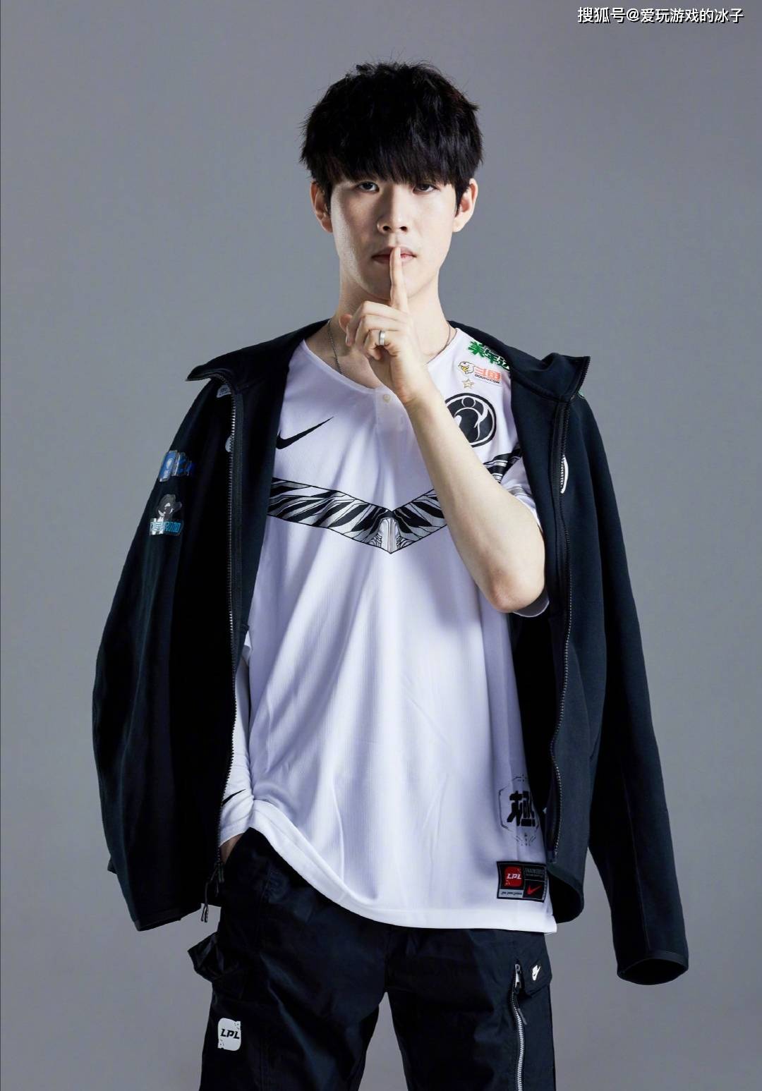 RNG十周年庆典返图：18年五人同框 姿态笑嘻了